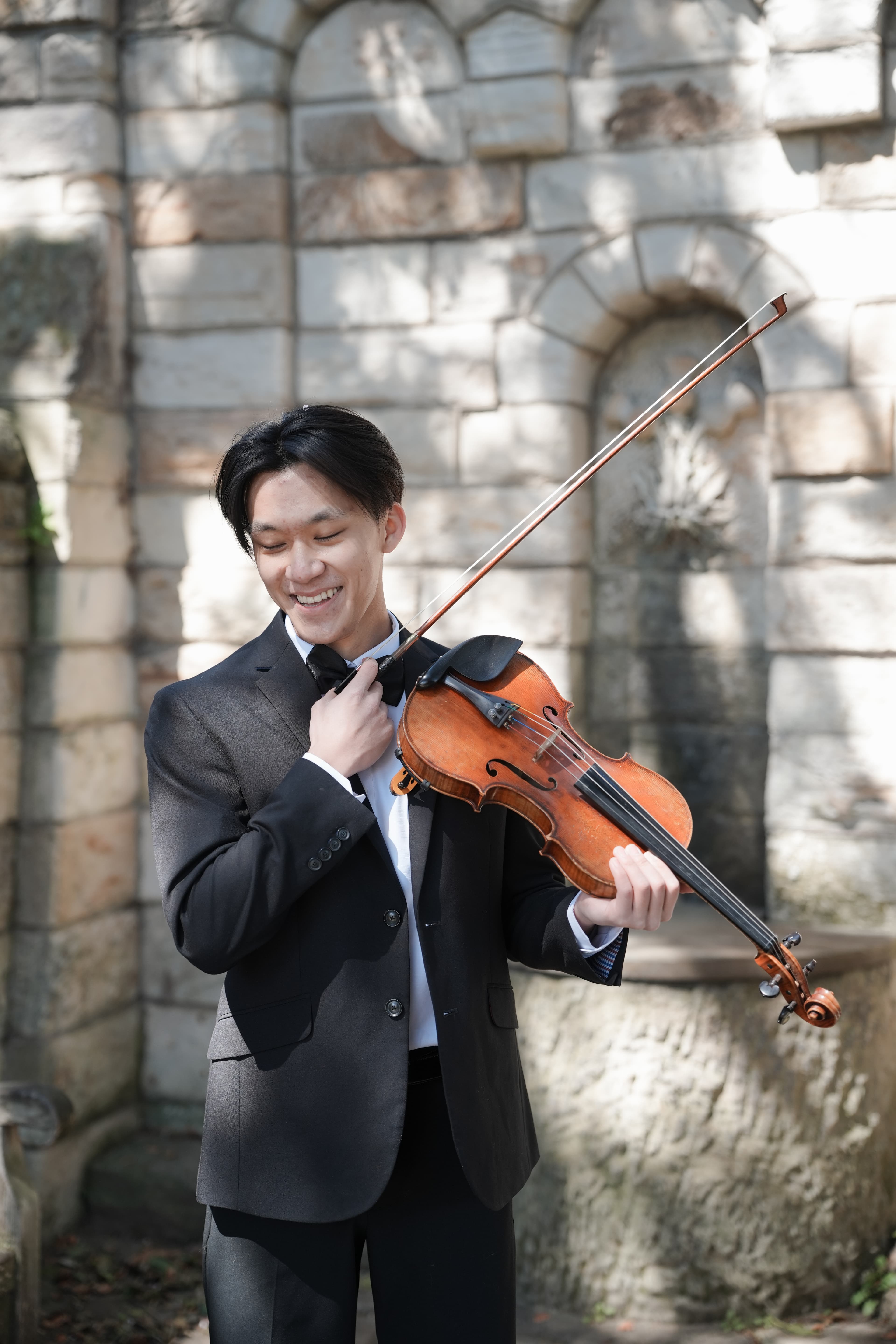 Bernie Sheng performing