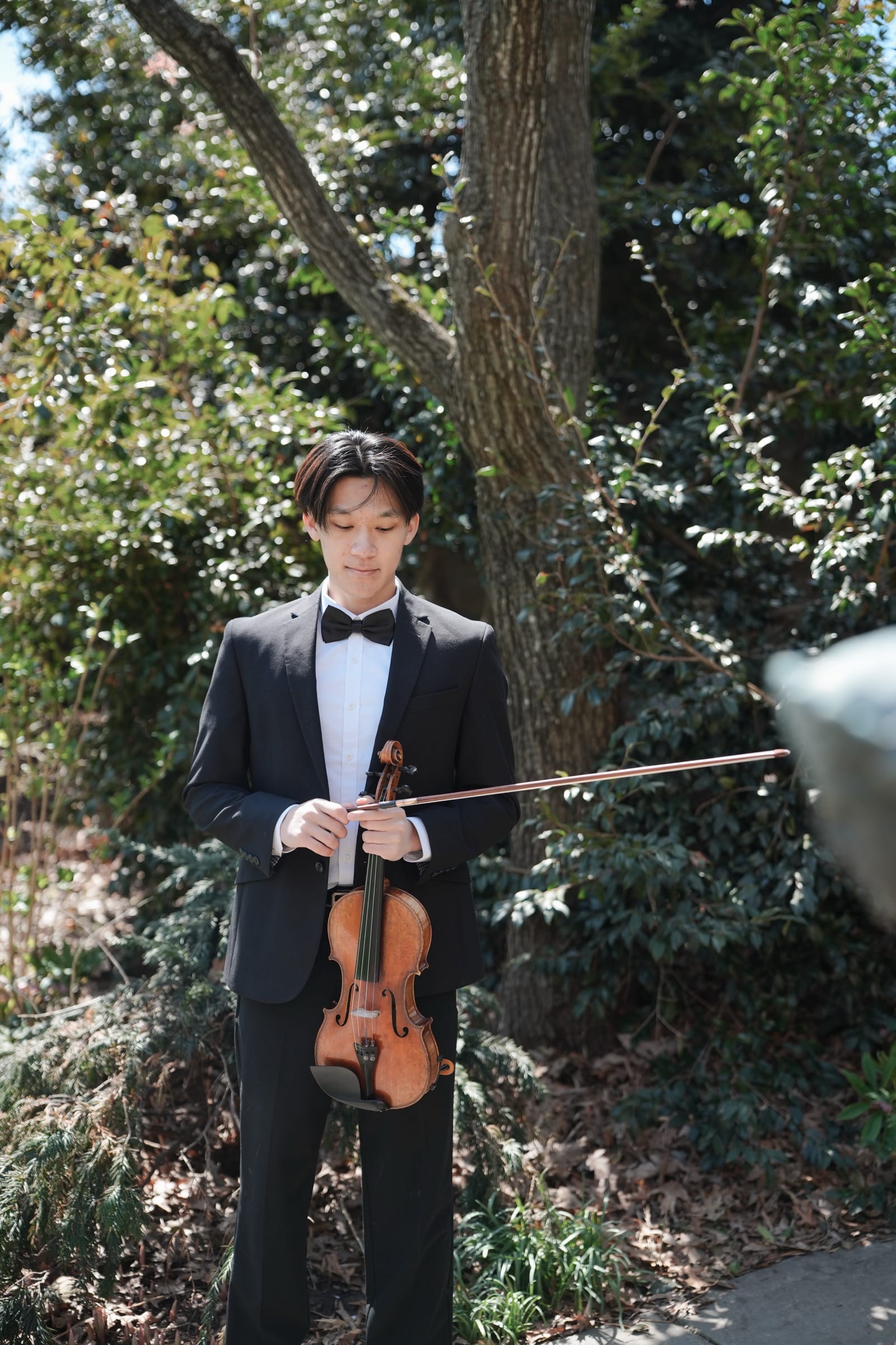 Bernie Sheng performing